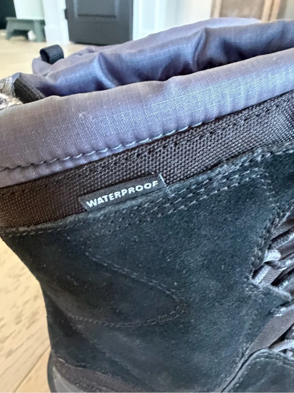 The North Face Kids Alpenglow V Waterproof Boots in Black Size 6
